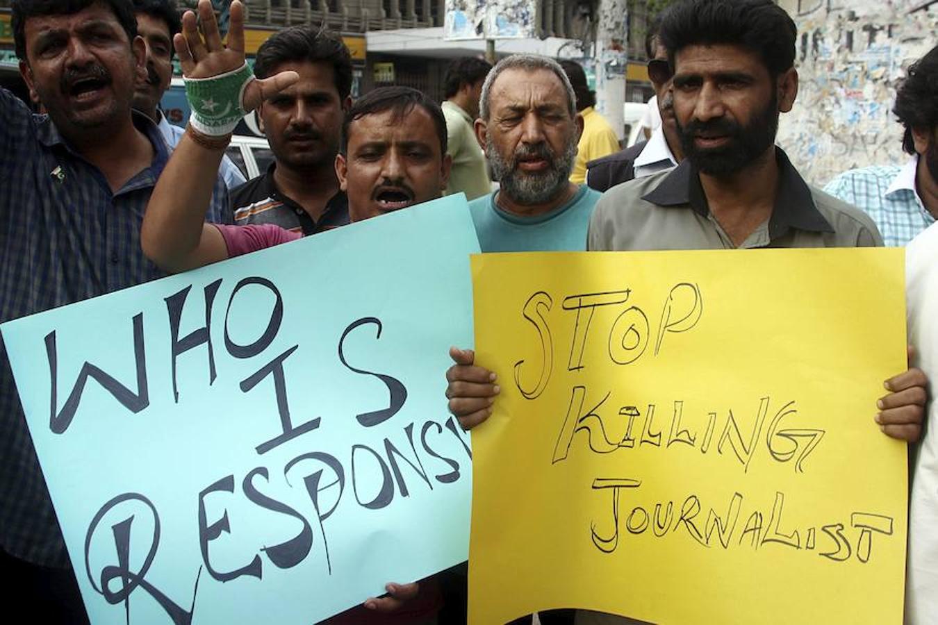 Entre las víctimas había también periodistas. Sus colegas en la ciudad de Karachi han celebrado concentraciones de protesta contra el terrorismo