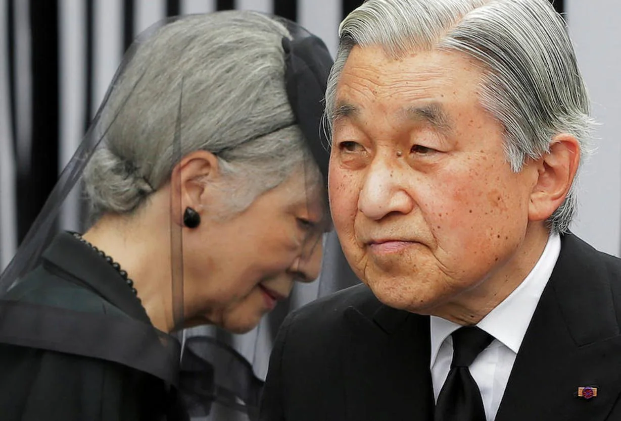 El Emperador Akihito, con la Emperatriz Michiko, en el funeral por su primo, el Príncipe Tomohito, celebrado en 2012 en Tokio