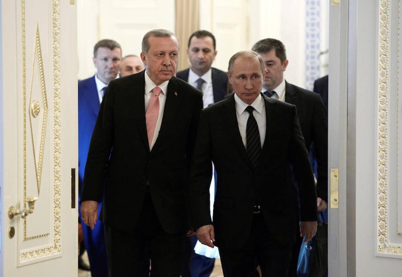 Erdogan y Putin entran en el «hall» en el que se ha producido la primera reunión. 