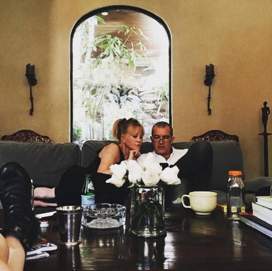 El amor perdura. Aunque la relación entre Antonio Banderas y Melanie terminase en 2014, dos años después, tienen una gran amistad, llena de amor y cariño. Esta instantánea la publicó Estela, su hija, en las redes sociales, hace un par de semanas.