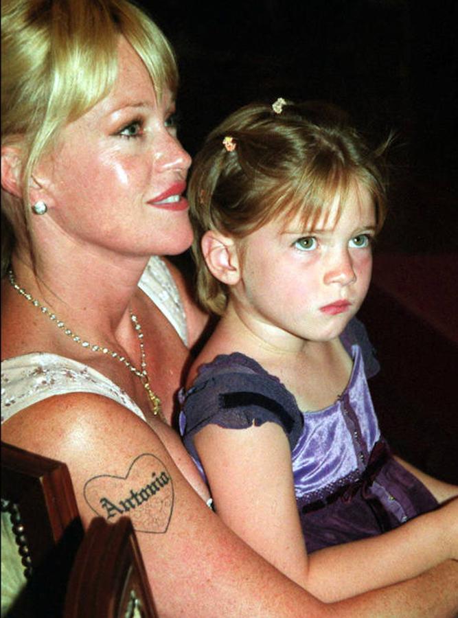 Stella del Carmen, la pequeña de la familia. El primer año de matrimonio con Antonio Banderas dio para mucho, y fruto de su amor, llegó al mundo Estela del Carmen, la pequeña de esta gran familia.