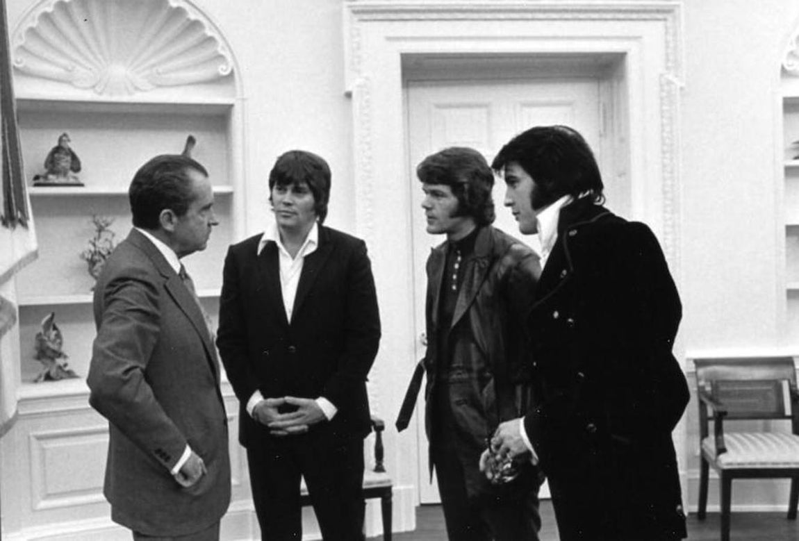Richard Nixon se reunió con Elvis y dos acompañantes que resultaron ser mafiosos de Memphis. 