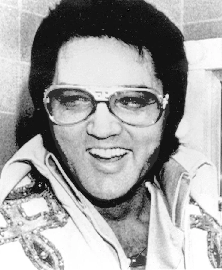 Un par de informes presentados dos meses después sugirieron que la polimedicación había sido la causa principal de su muerte; uno de ellos reportó «catorce drogas en el cuerpo de Elvis, diez en cantidad significativa»