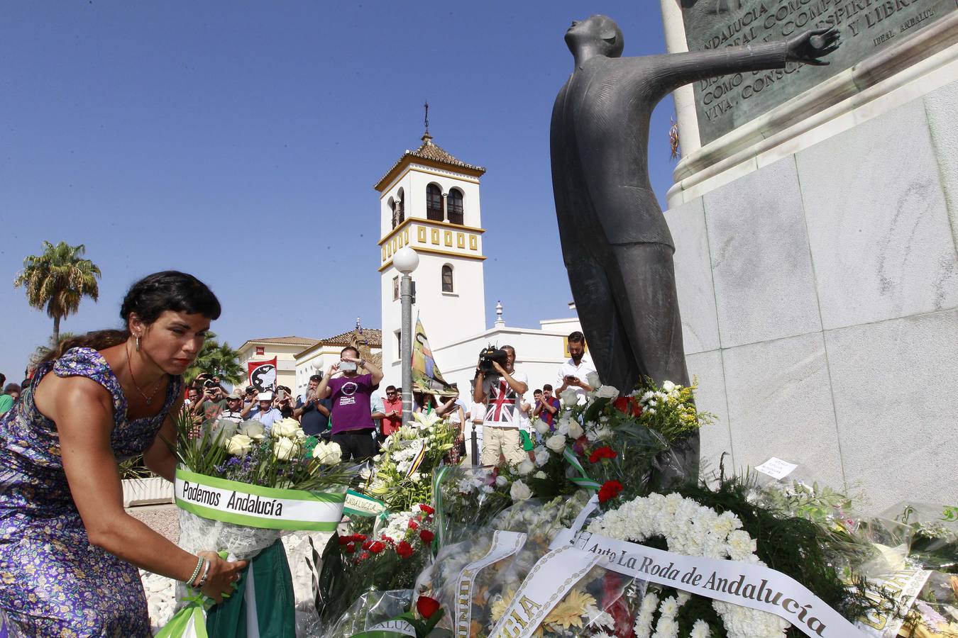 La lideresa andaluza de Podemos, Teresa Rodríguez, entregando un ramo de flores