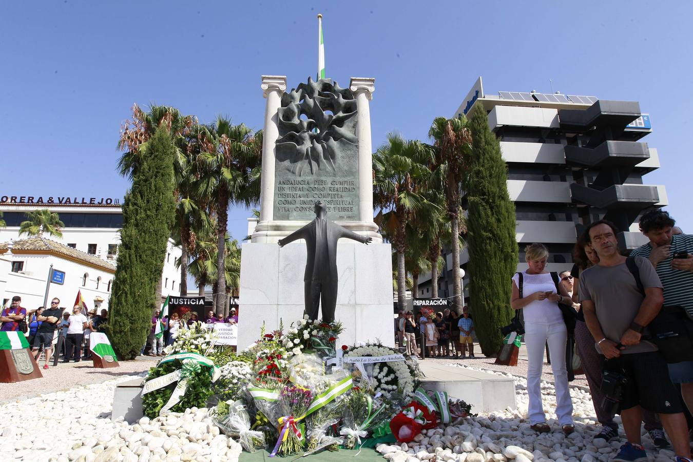 El monolito y la estatua de Blas Infante, en la antigua Carretera de Carmona de Sevilla