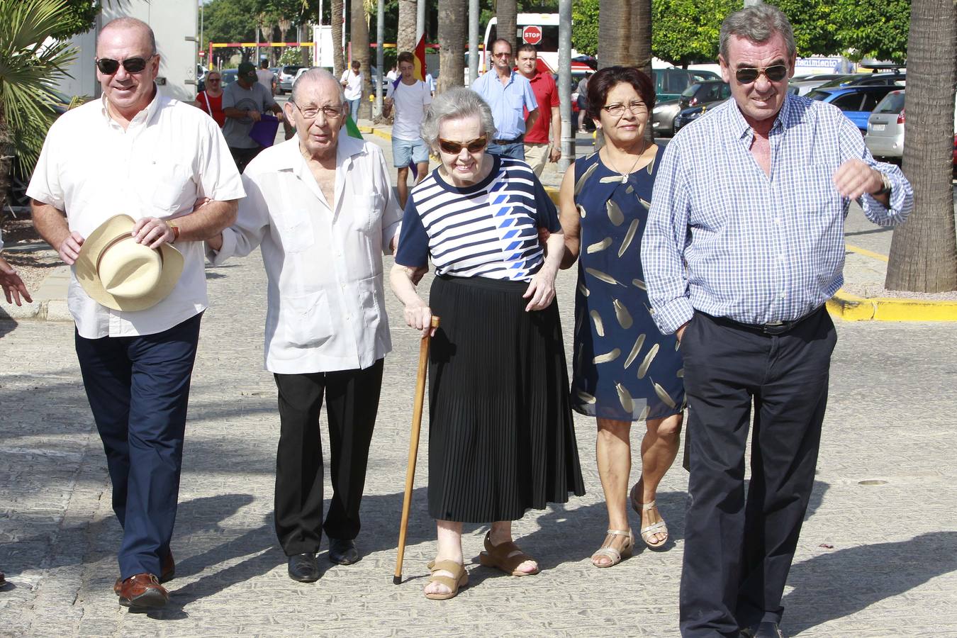 La hija del homenajeado, María de los Ángeles Infante, ha llegado del brazo del dramaturgo Salvador Távora