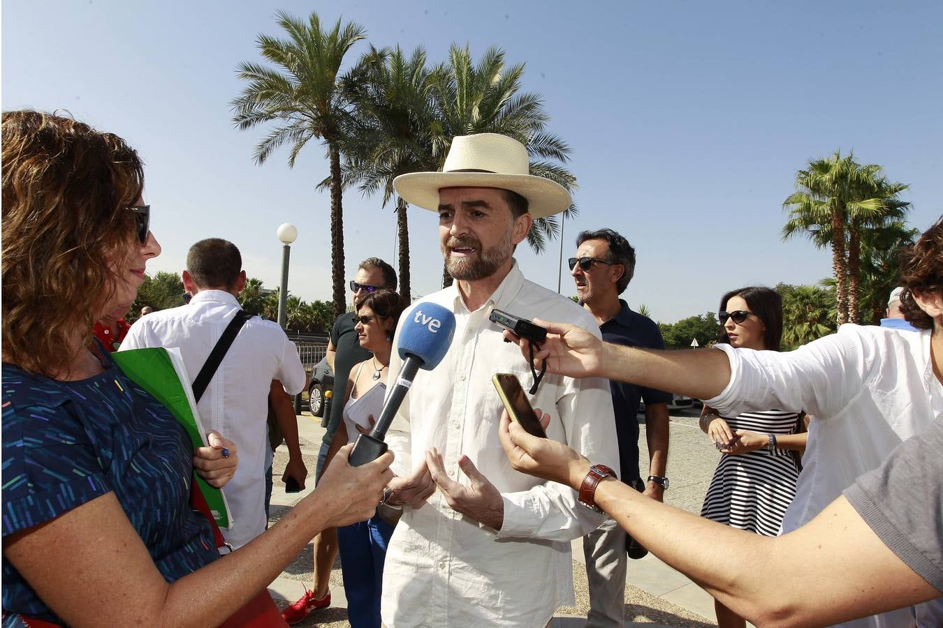 El portavoz parlamentario de IULV-CA, Antonio Maíllo, atendiendo a los medios