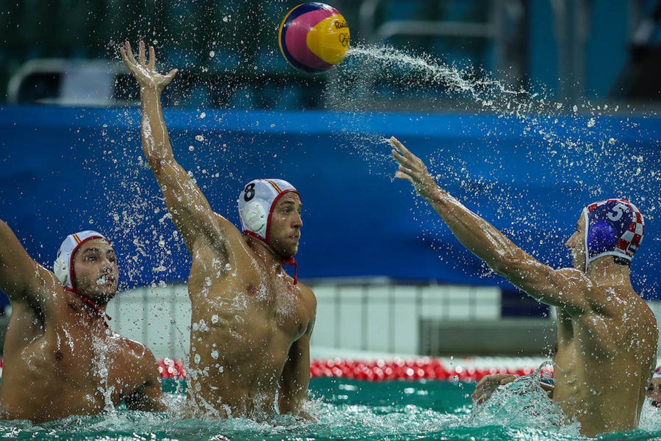 España centrada en el objetivo. El equipo español de waterpolo venció a Croacia . Poco a poco se van acercando a su objetivo de clasificar para disputar el podio