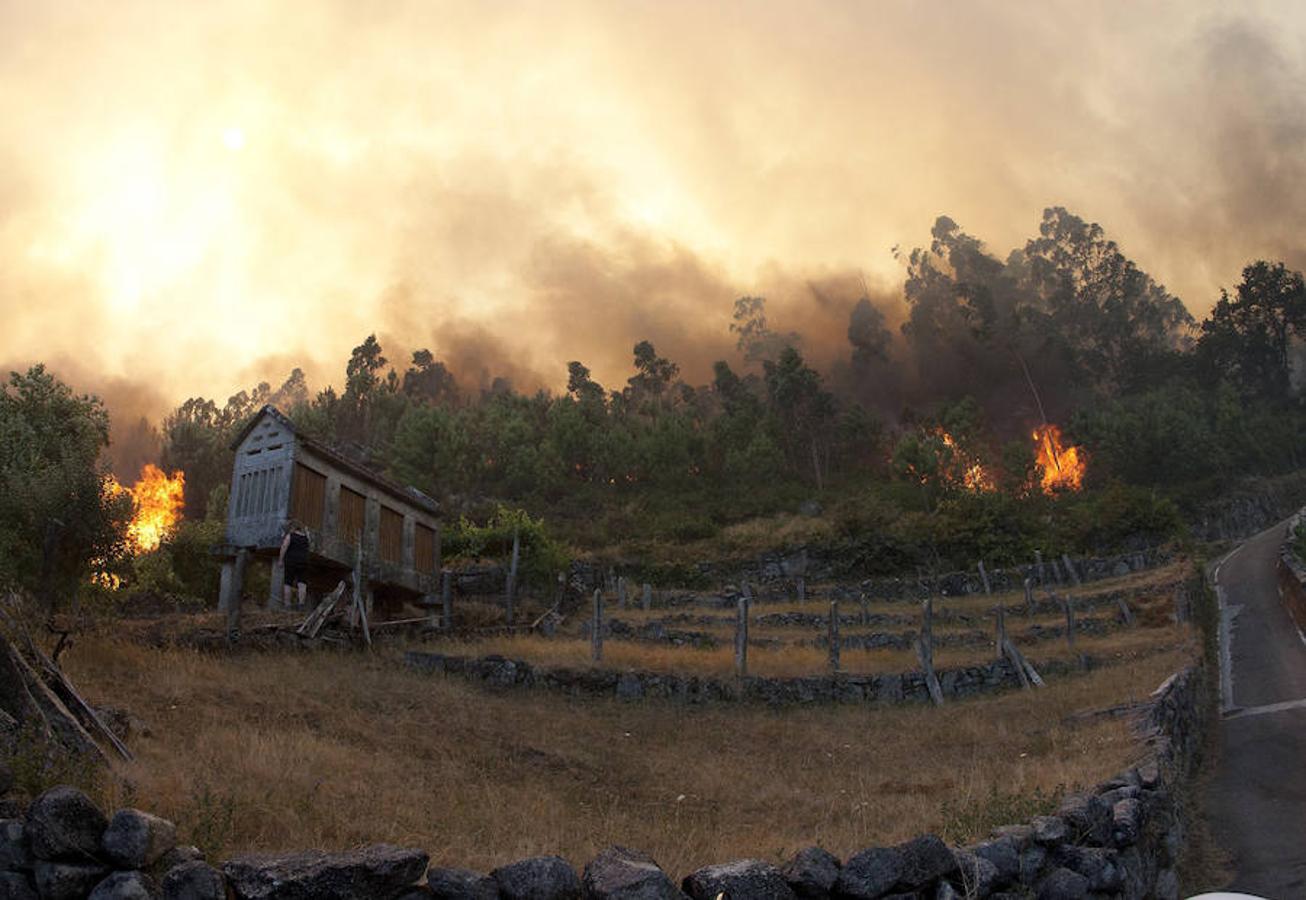 Las llamas cercan una casa en Soutomaior. 