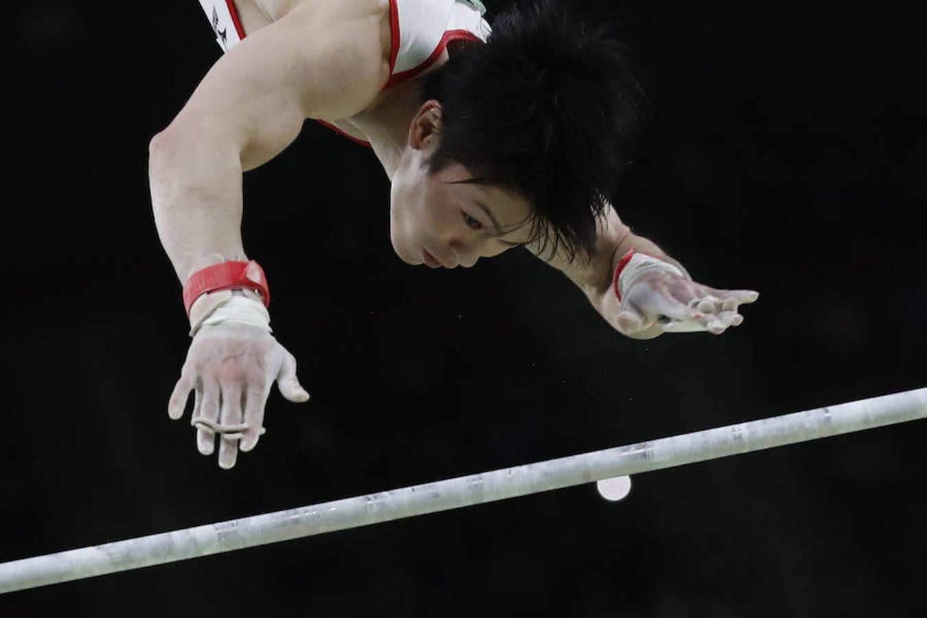 Crece la leyenda de Uchimura. El gimnasta japonés Kohei Uhcimura consiguió el oro en el concurso completo de gimnasia tras imponerse al ucraniano Oleg Verniaiev gracias al ejercicio de barra fija, donde hizo un actuación espectacular