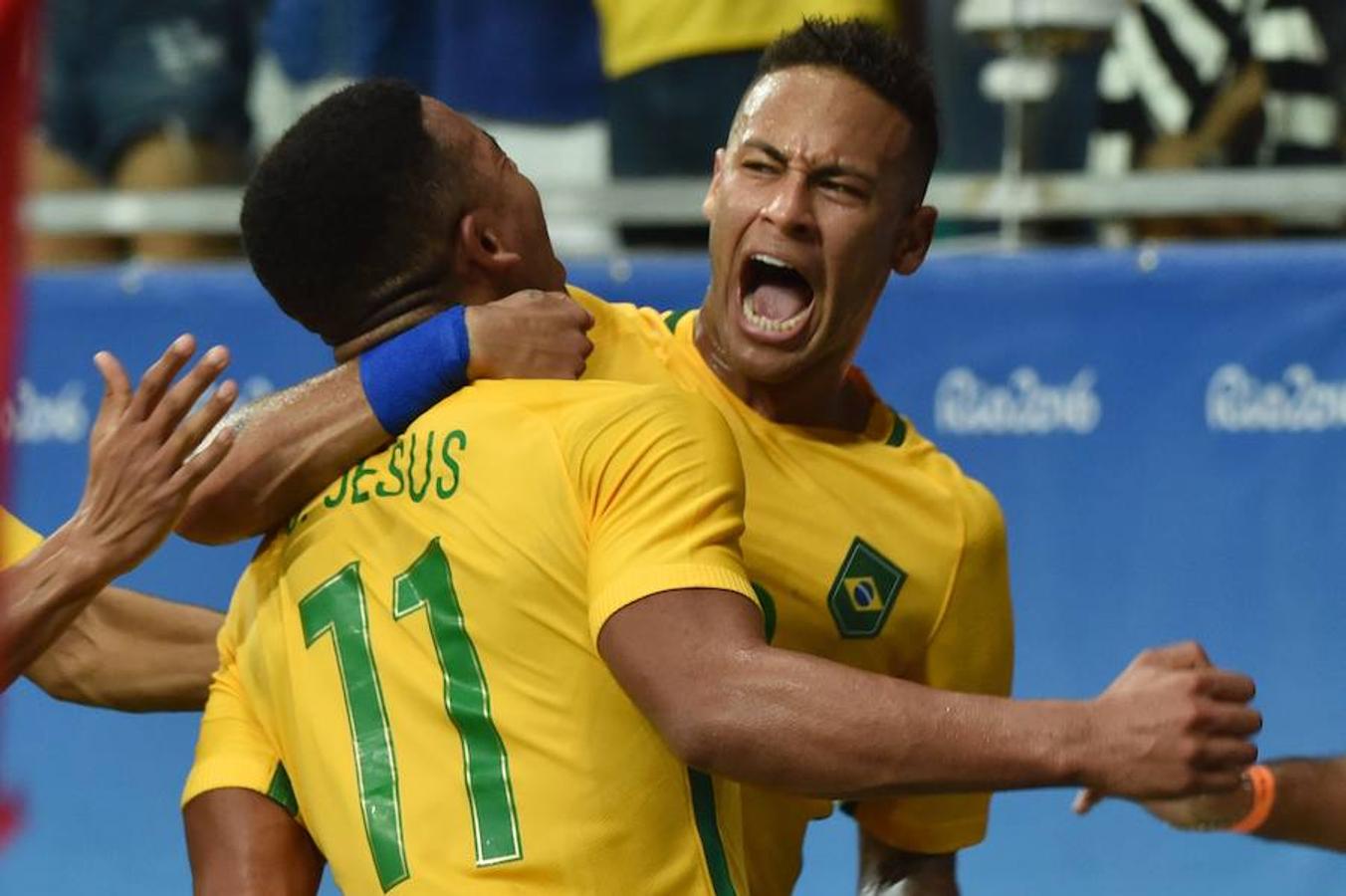 Pírrica victoria de Brasil. El equipo brasileño de fútbol, capitaneado por Neymar, ha consgguedio un 4-0 contra una Dinamarca en horas muy bajas. La victoria llega tras dos derrotas consecutivas y quedarse demasiado relegado en la tabla.