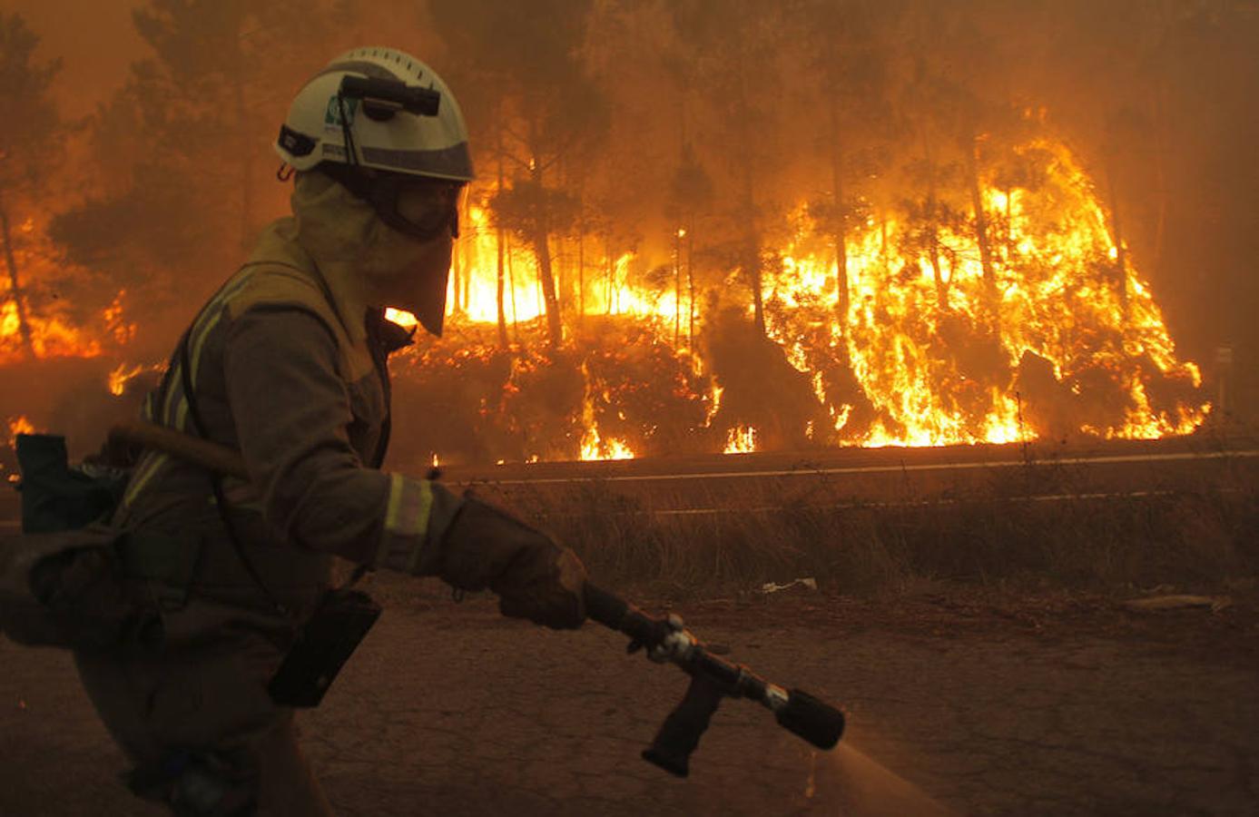 El fuego amenaza un núcleo de población, cerca de Santiago. EFE