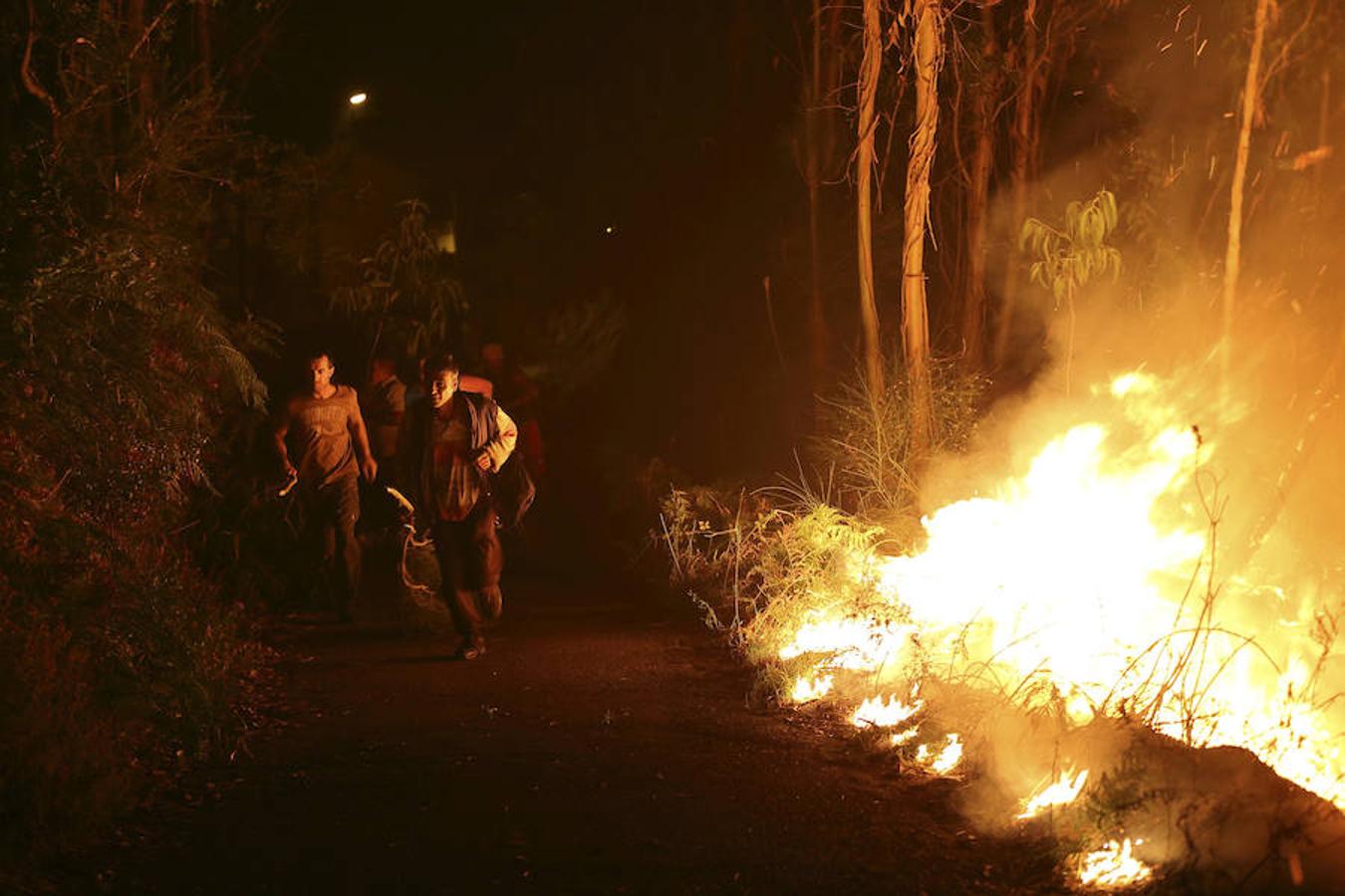 Varios vecinos ayudan en la extinción de las llamas del incendio forestal de Arbo, en Pontevedra