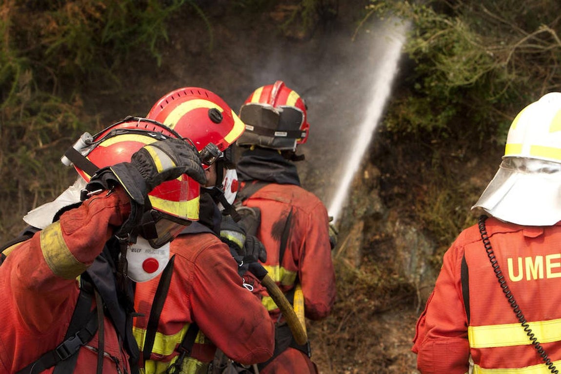 Varios efectivos de la UME, durante las labores de extinción en la zona de las casas de Sela. 