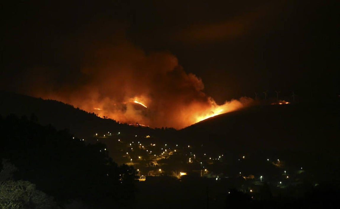 Panorámica del incendio forestal de Arbo (Pontevedra), en el que se ha decretado la Situación 2 por la cercanía del fuego a núcleos de población. 