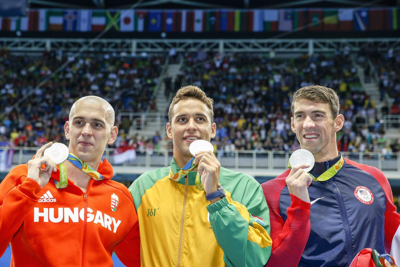 Natación. Triple plata en la competición de este viernes. A la derecha, Michael Phelps, que un día antes había conseguido su cuarto oro