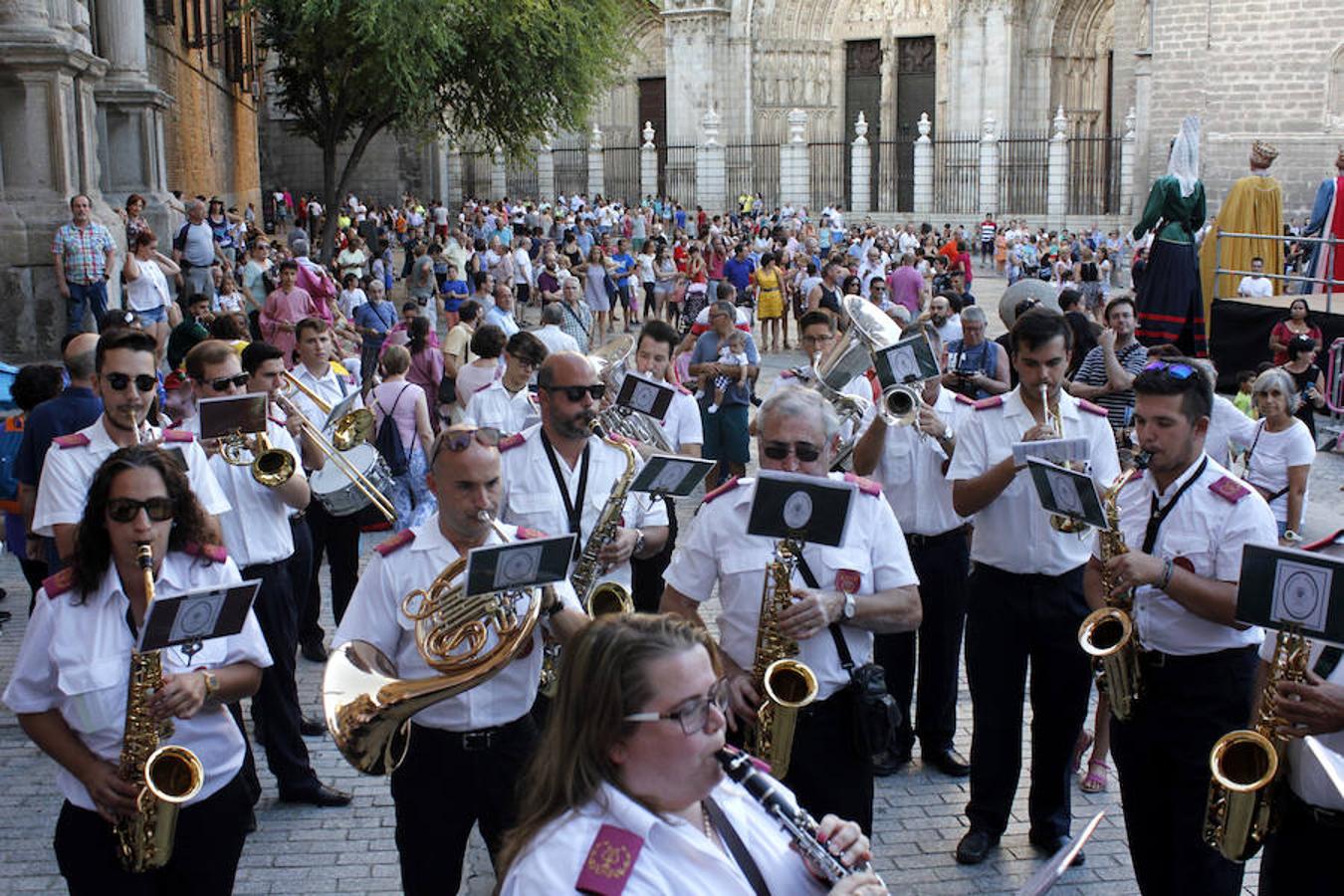 Desfile de Gigantes y Cabezudos