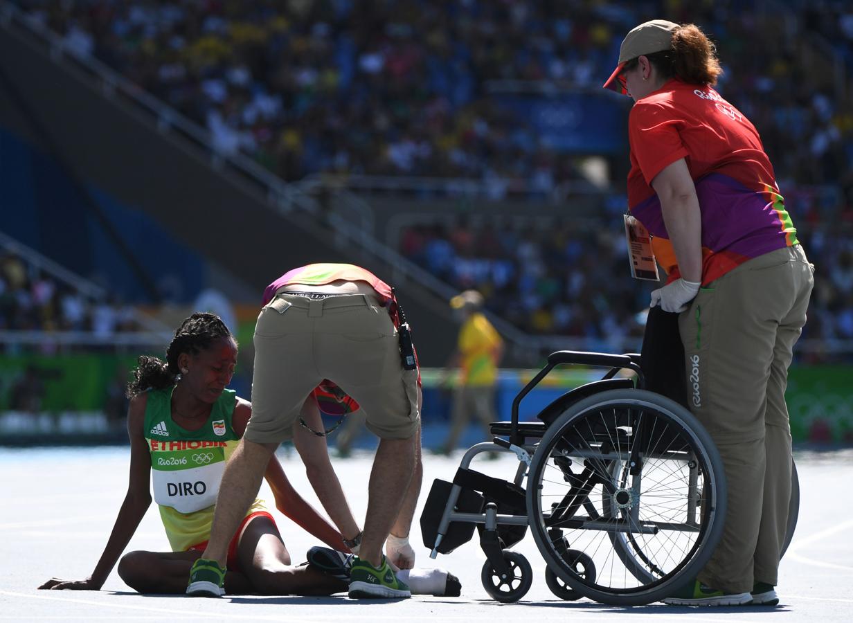 Atletismo. La etíope Etenesh Diro ha dado hoy toda una muestra de fuerza al continuar la carrera con un pie descalzo tras una caída. Tras su llegada a la meta, donde se ha mostrado visiblemente emocionada, los jueces han decidido colocarla en la final