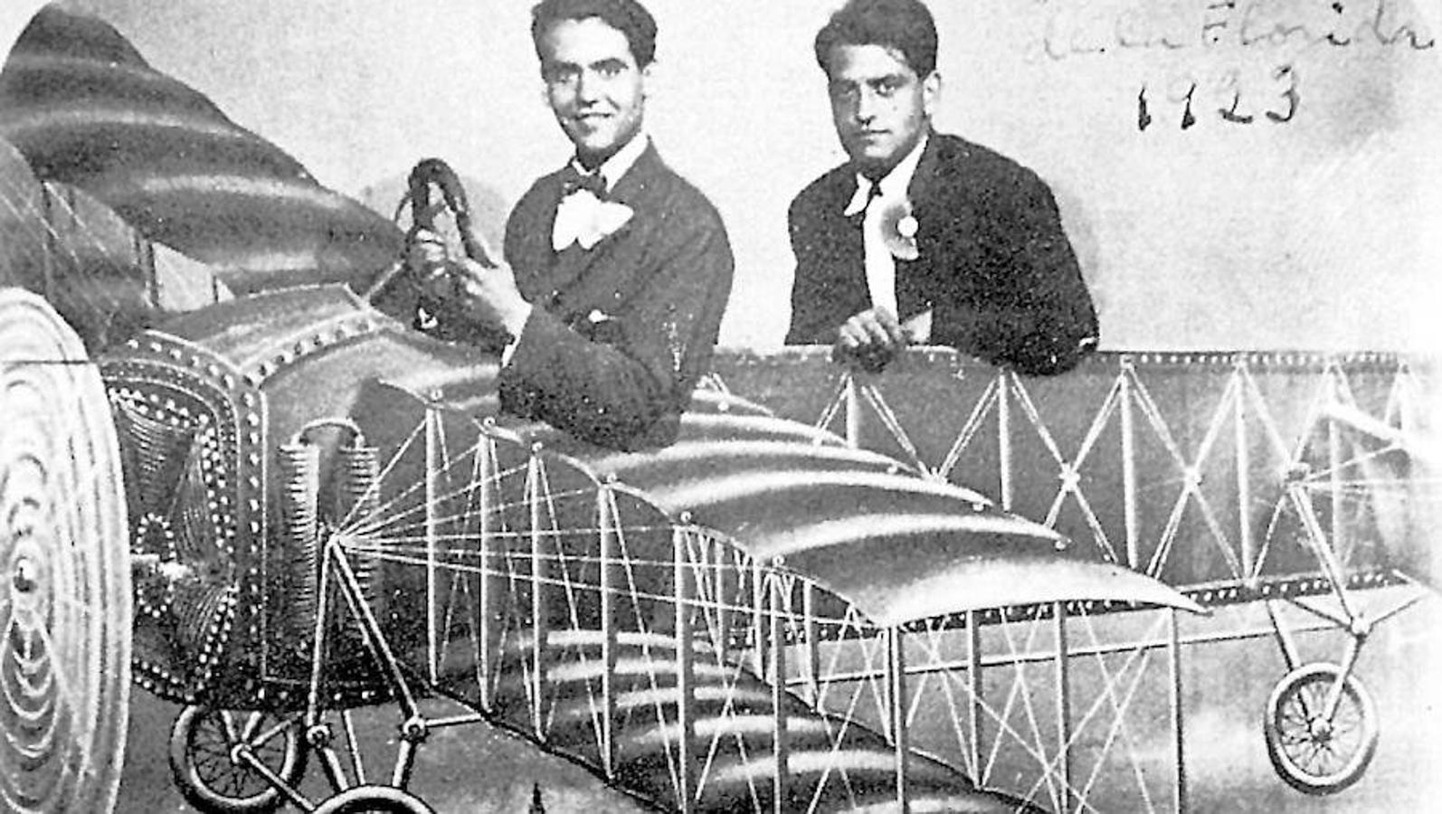 Estudió Filosofía y Letras, así como Derecho, en la Universidad de Granada. En la imagen Federico García Lorca junto a Luis Buñuel, en las fiestas de San Antonio de la Florida, Madrid, en 1923. 