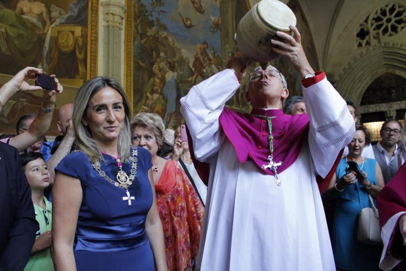 Cientos de toledanos bebieron el agua de la Virgen