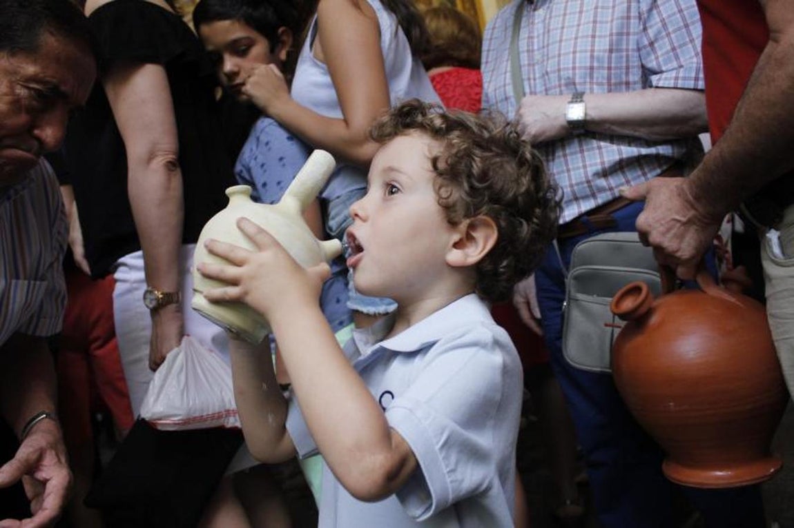 Cientos de toledanos bebieron el agua de la Virgen