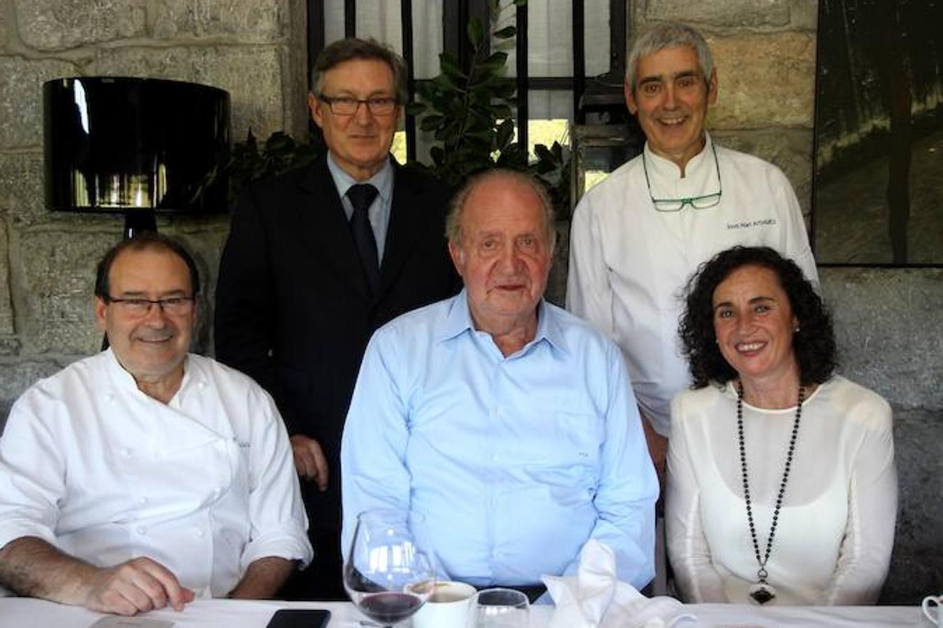 Nada más aterrizar a San Sebastián el rey Juan Carlos acudió a su cita en el restaurante Zuberoa. 