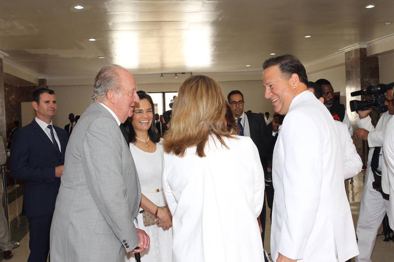 El Rey emérito conversa con el presidente de Panamá, Juan Carlos Varela. 