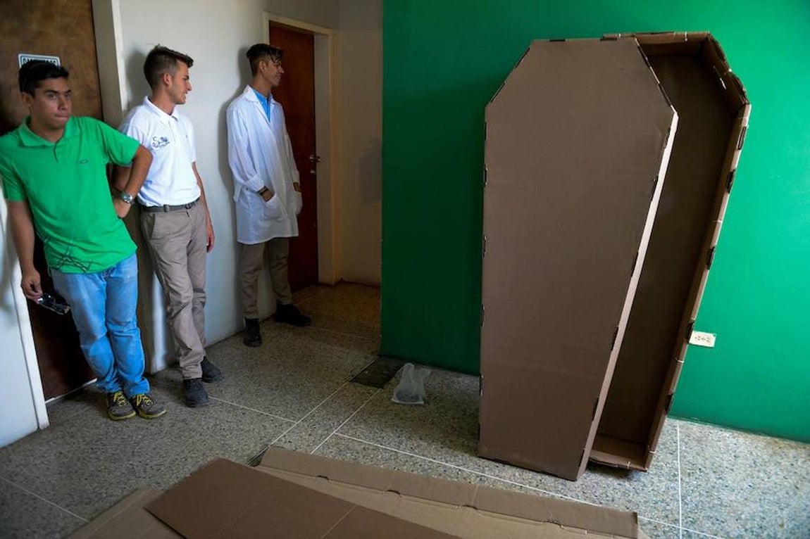 La madera no es lo único que escasea en Venezuela. Entre los artículos más cotizados están los pañales y las toallitas sanitarias.. 