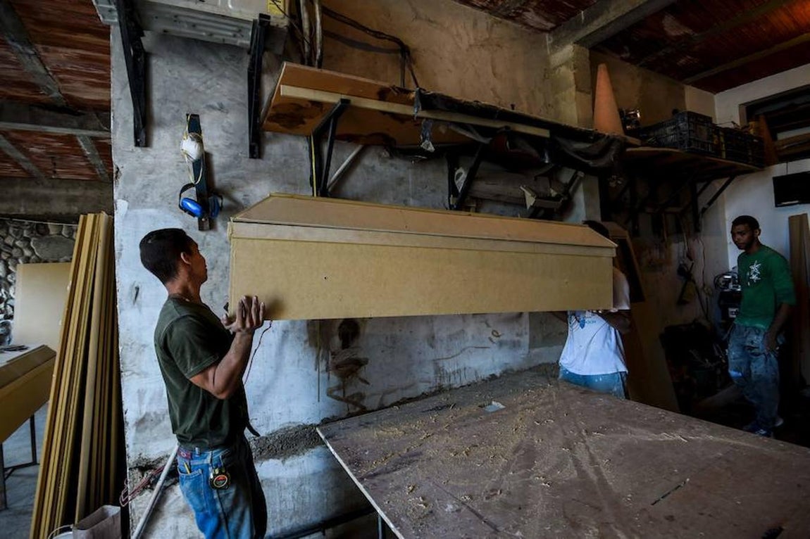 Carpinteros como el de la imagen, en Maracay, recurren a maderas baratas.. 
