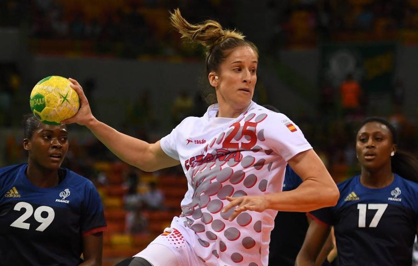 Las «Guerreras» eliminadas. En un partido de infarto contra Francia las «Guerreras» españolas de balonmano dieron lo mejor de si. Tras un primer tiempo imponiéndose y dominando a las francesas España no puedo aguantar el ritmo. La sentencia la firmó Nerea Pena tras golpear en el larguero en la última oportunidad de lanzar a portería. Pese a todo, las «Guerreras» dieron muestra de una impresionante calidad deportiva.