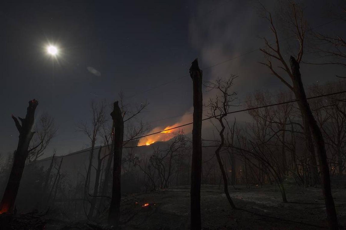 El lento avance de los bomberos para sofocar el descontrolado incendio de California