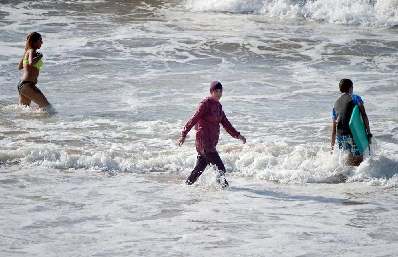 Mujeres tapadas hasta arriba en las playas de Marruecos