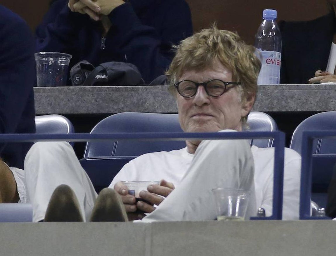 Seguidor del tenis. Redford es un gran aficionado al tenis. En la foto se le puede ver disfrutando del partido entre Roger Federer y Novak Djokovic en el Open de Nueva York (2015)