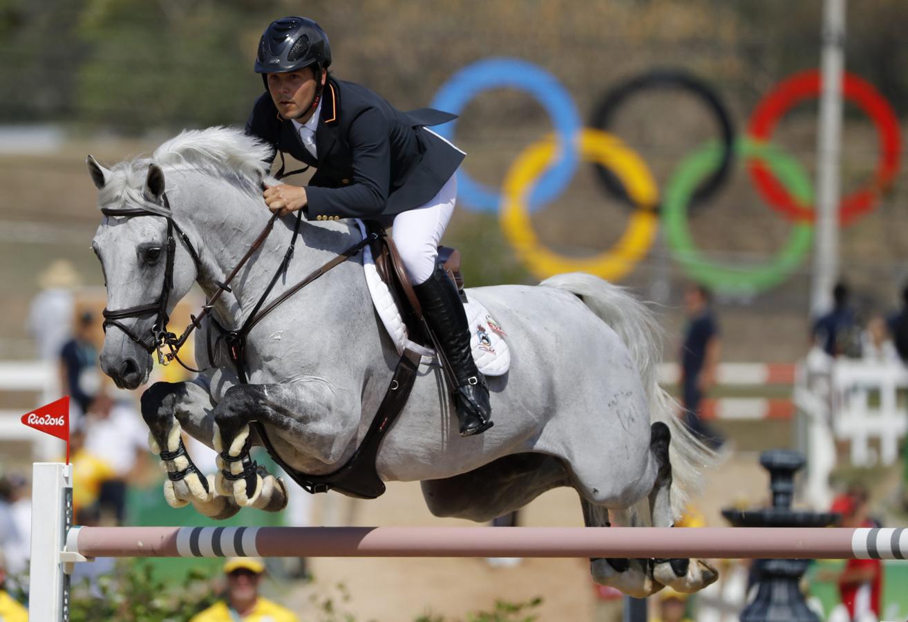 Hípica. El jinete asturiano Sergio Álvarez Moya se clasificó para la final individual del concurso de saltos de obstáculos. Concluyó el tercer recorrido con 6 puntos tras un derribo y dos puntos por exceso de tiempo