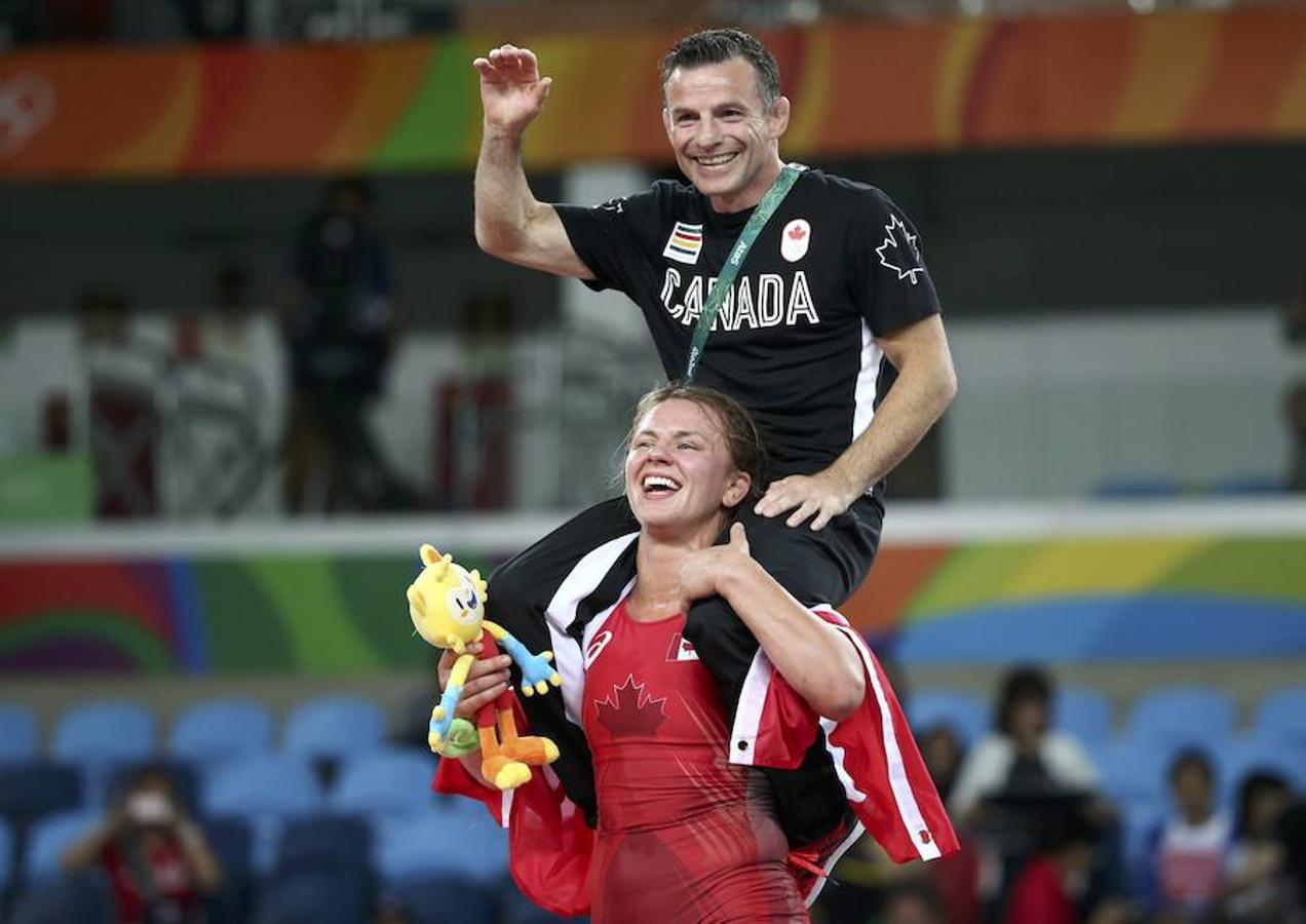 Un paseo triunfal. Así ha celebrado su oro olímpico en lucha la canadiense Erica Wiebe. En un encuentro muy duro contra la kazajistaní Guiuzel Maniúrova finalmente Canadá ha conseguido llevar el oro a casa. Para celebrarlo ha dado una vuelta alrededor de la pista con su entrenador a hombros