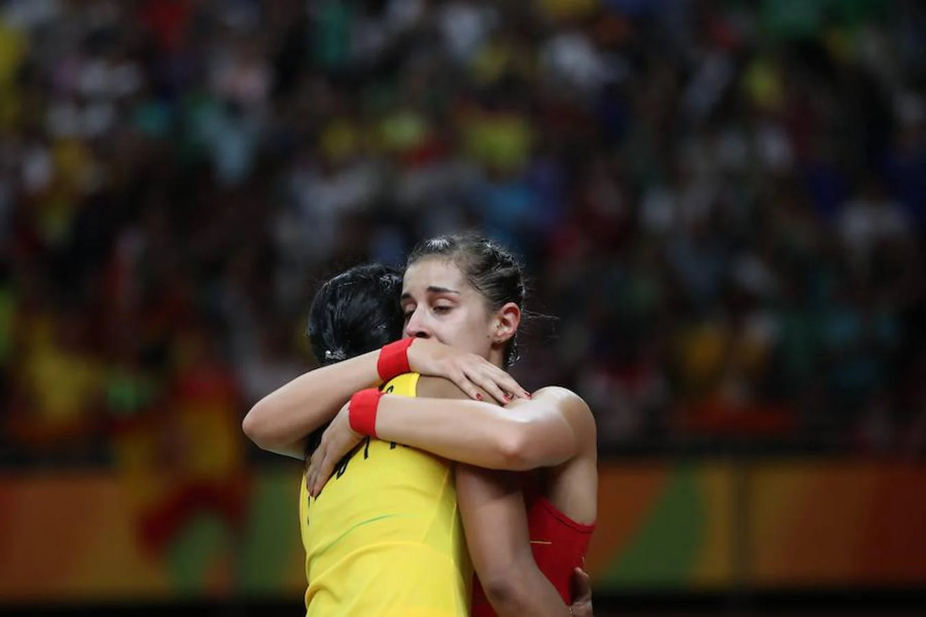 Ambas competidoras se funden en un abrazo tras el final del partido