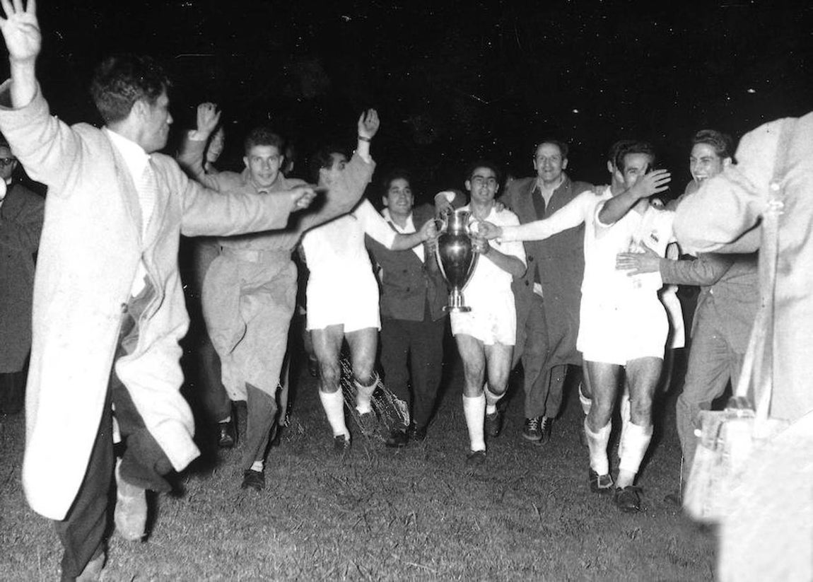 Los jugadores del Real Madrid, ya convertidos en campeones de la primera Copa de Europa del club, aparecen fotografiados poco después de su truinfo en París ante el Stade de Reims. 