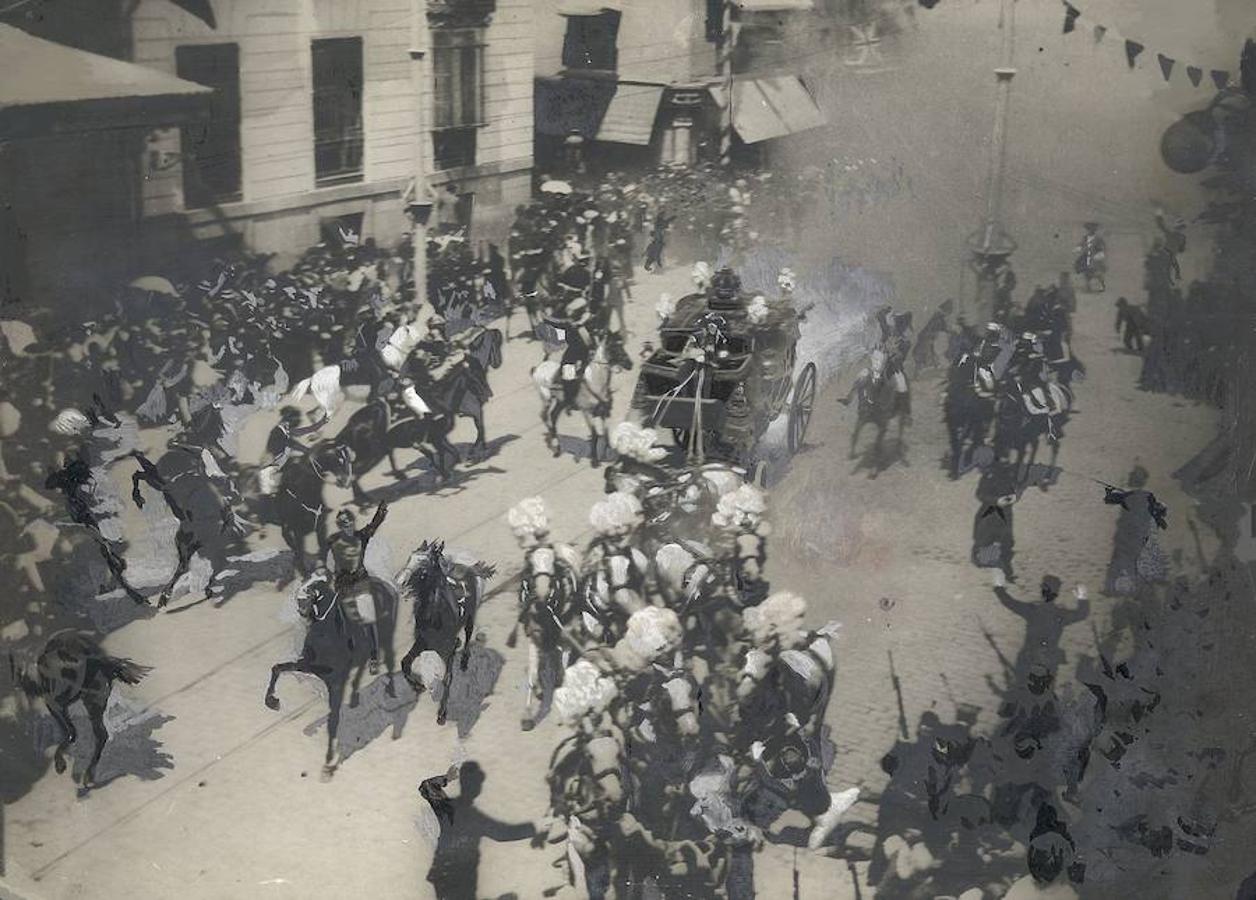 Foto exclusiva de ABC tomada por Eugenio Mesonero Romanos, testigo del atentado cometido por el anarquista Mateo Morral contra los reyes Alfonso XIII y Victoria Eugenia de España en 1906