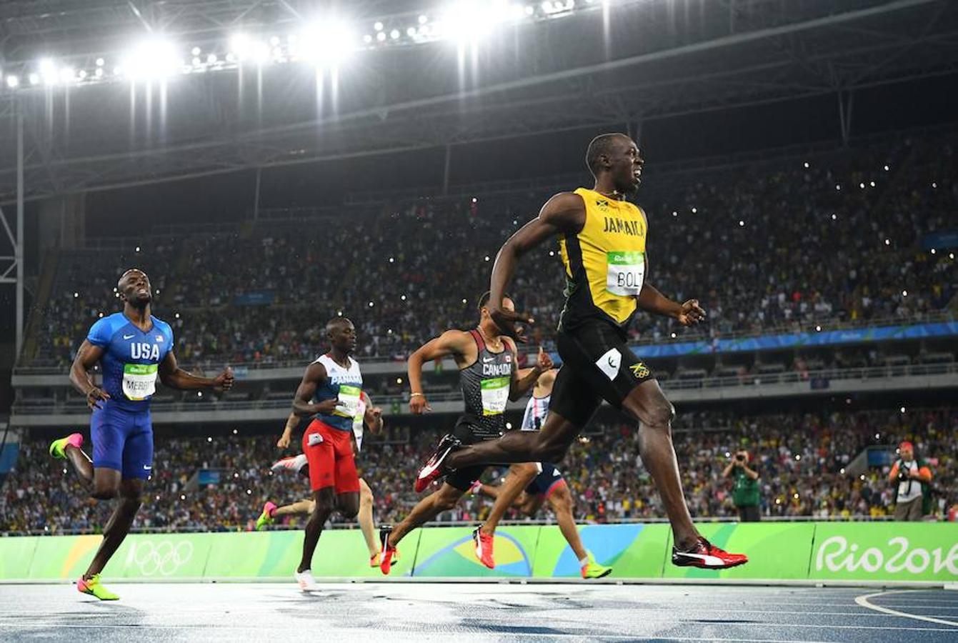 Bolt, oro sin récord. Usain Bolt ha conseguido el oro en la final de 200 metros lisos. Sin embargo, el atleta no ha conseguido romper su propio récord del mundo por solo seis centésimas. Un hecho extraño, ya que frenó levemente al final. Al mirar el reloj el jamaicano mostró su rabia por no haberlo conseguido