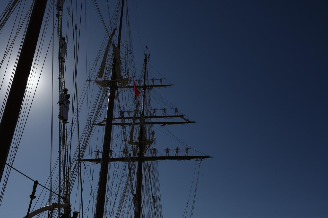 Salida del buque Elcano del puerto de Cádiz