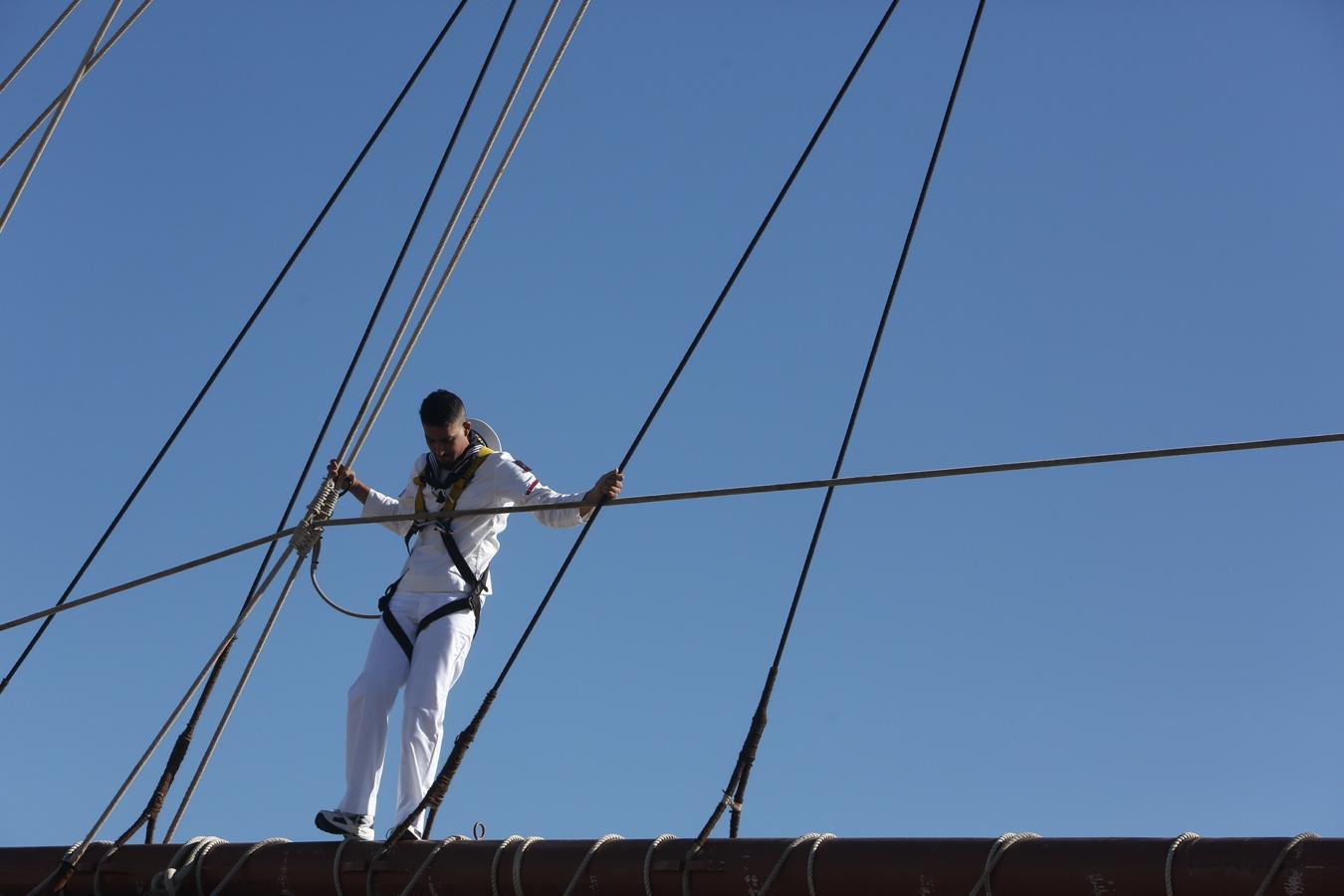 Salida del buque Elcano del puerto de Cádiz