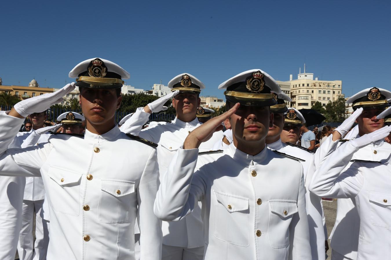 Salida del buque Elcano del puerto de Cádiz