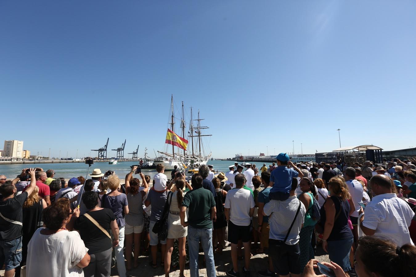 Salida del buque Elcano del puerto de Cádiz