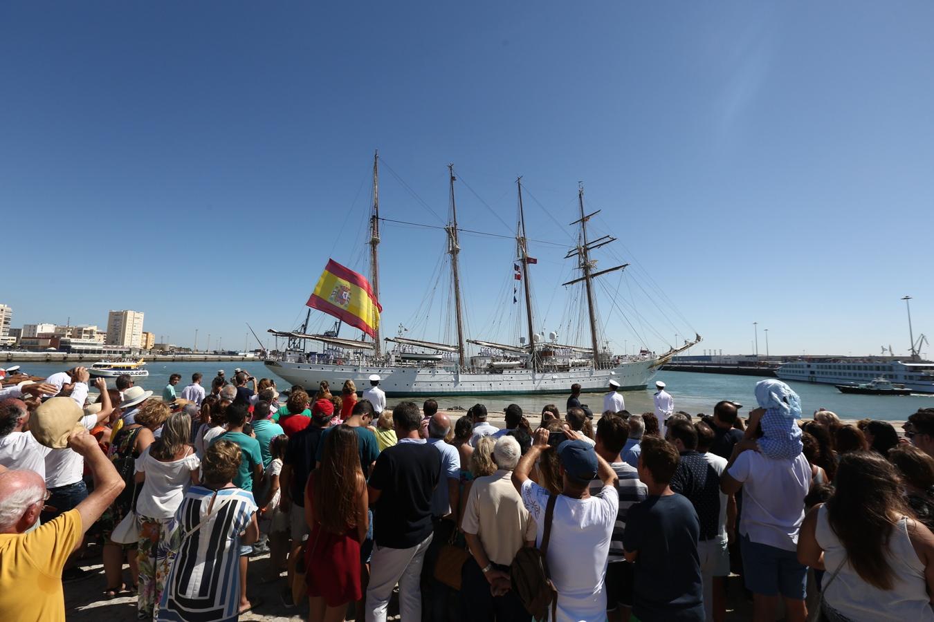 Salida del buque Elcano del puerto de Cádiz