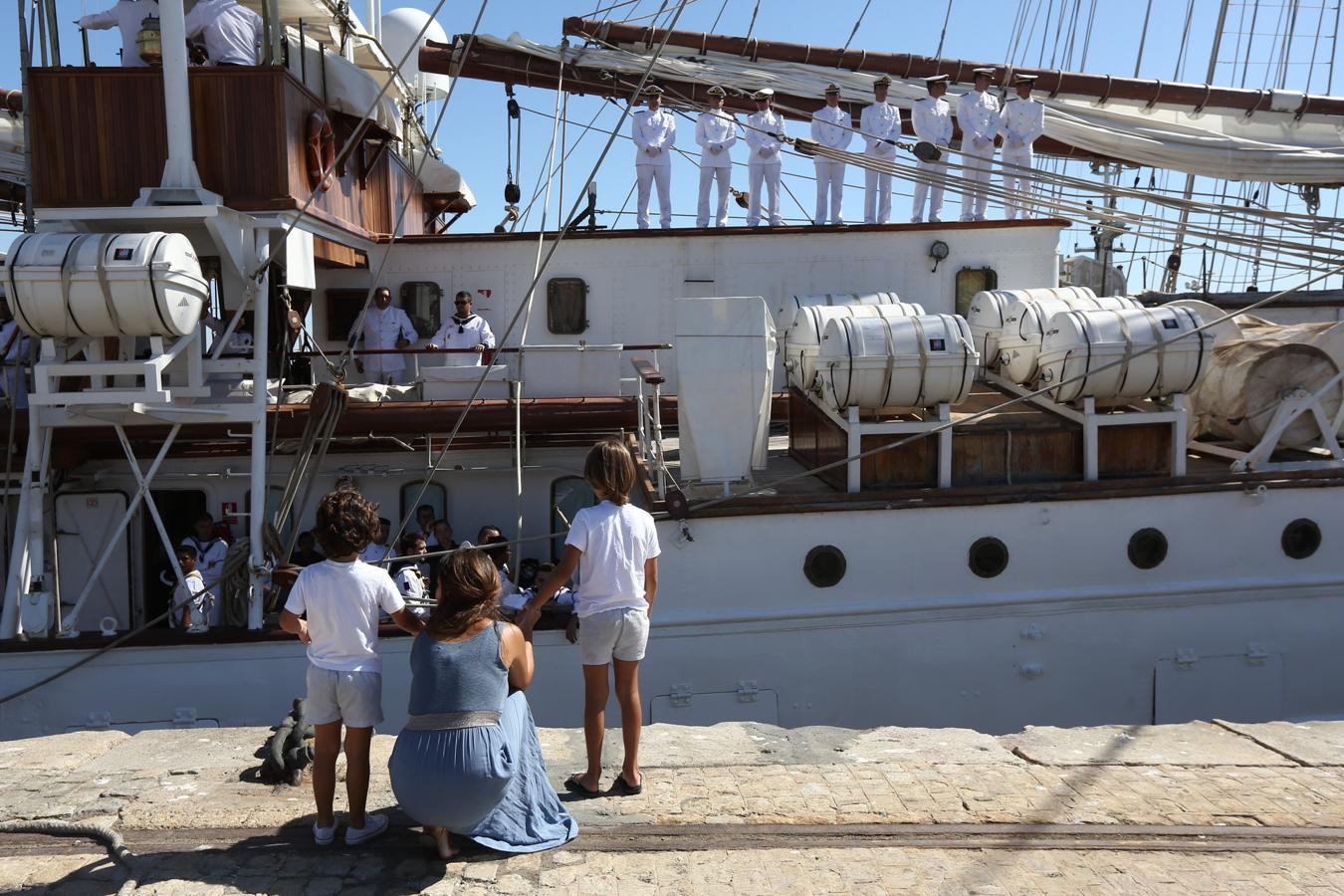 Salida del buque Elcano del puerto de Cádiz