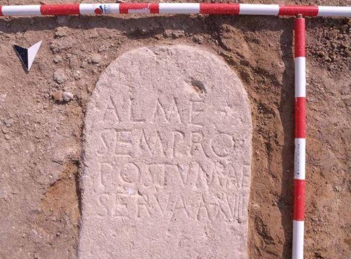 Inscripción de la estela funeraria. 