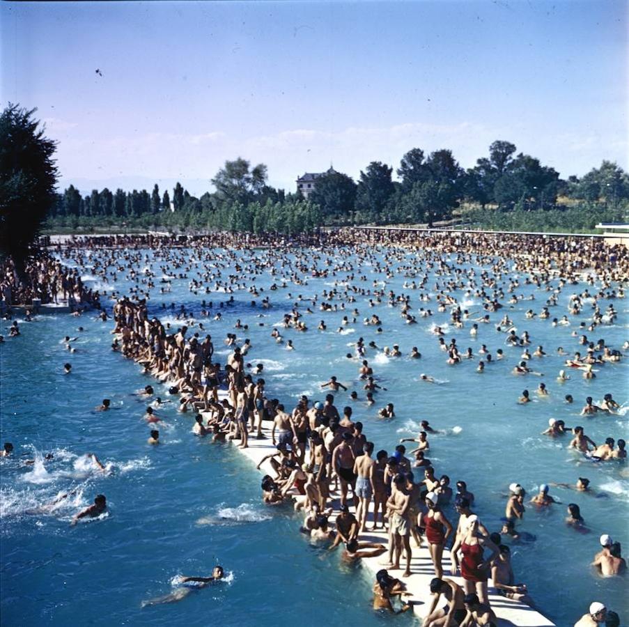 2. Fue Francisco Franco quien durante un paseo por la zona sugirió a uno de sus ministros, Oriol Ruiz, construir una gran zona de baño para los madrileños que en aquél entonces se desplazaban hasta la antigua carretera de El Pardo, en la actual M-30, y se bañaban en el río sin ningún control