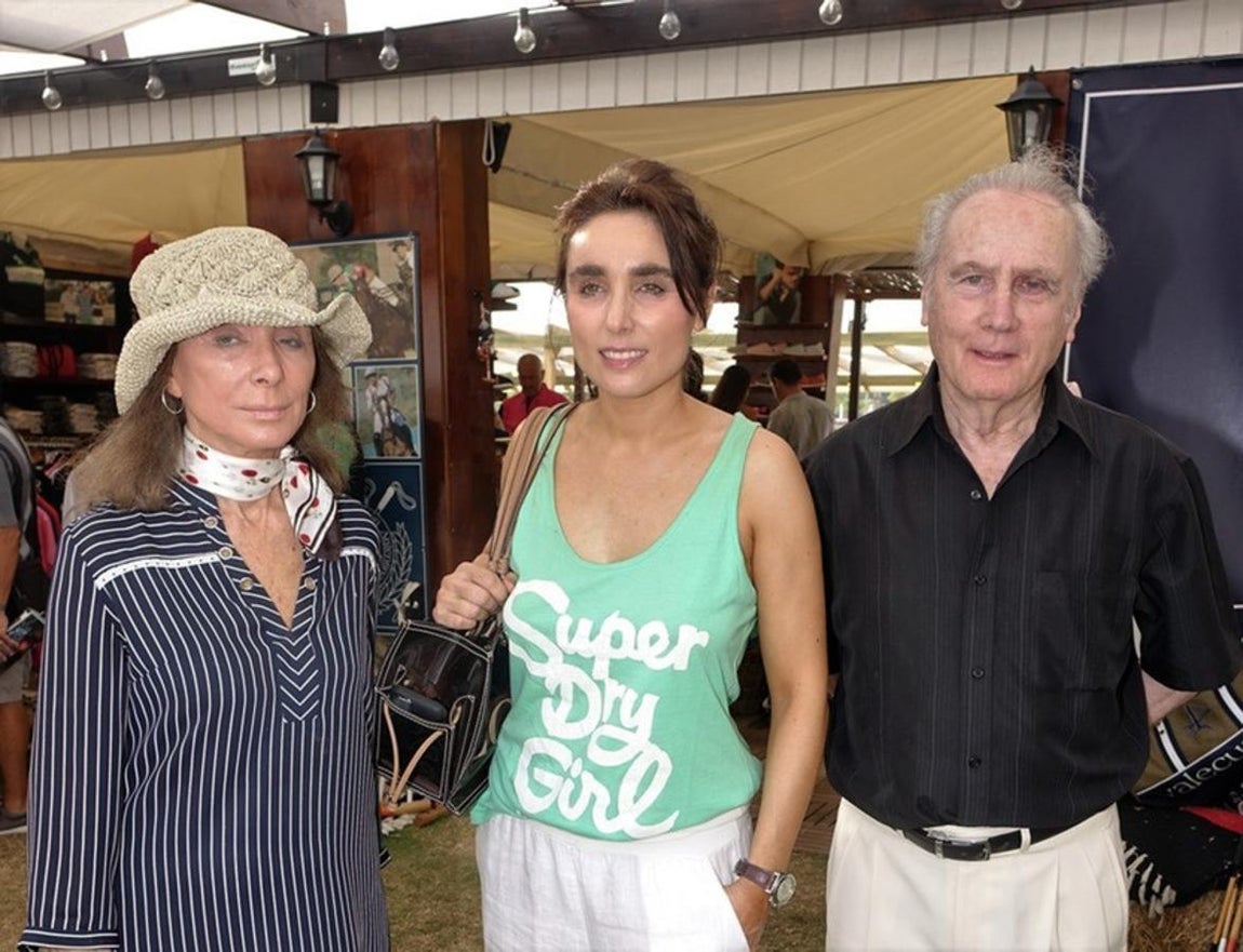 Señores de Segrelles con su hija Paloma en el centro