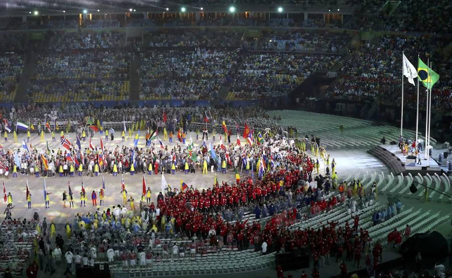 Asientos vacíos por todo el estadio. Durante todo el acto destacaron el enorme número de asientos vacíos, la organización se disculpo argumentando que los ciudadanos brasileños que tenían asignadas entradas y no acudieron, no avisaron de su falta, por lo que las entradas no pudieron ser redistribuidas