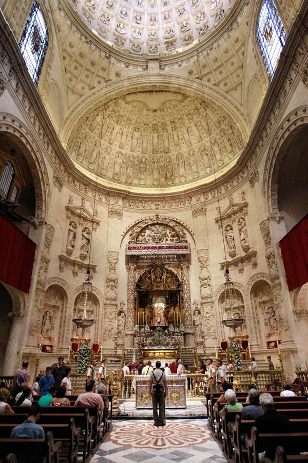 Los sevillanos acuden a la Catedral para ver al Rey San Fernando